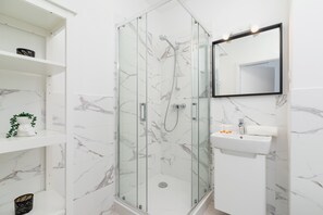 Dusch, hårtork och handdukar