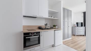 Refrigerador, microondas, horno y parrilla de estufa