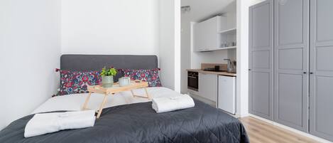 Travel crib, WiFi, bed sheets