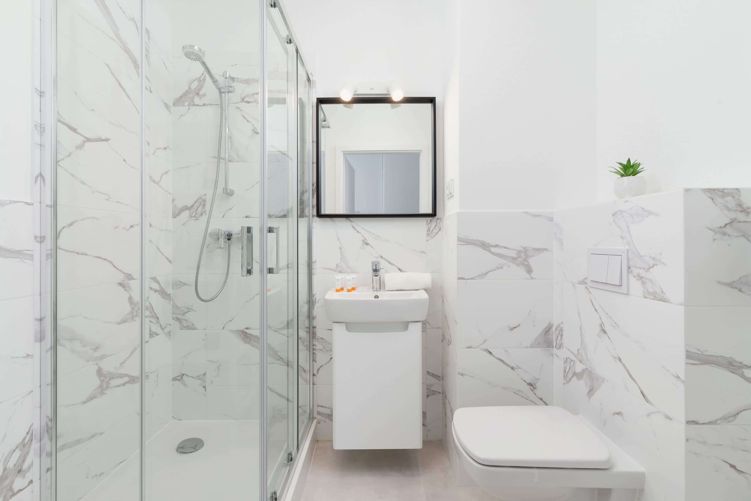 Regadera, secadora de cabello, toallas 