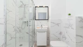 Chuveiro, secador de cabelo, toalhas de banho