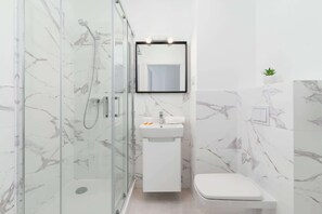 Ducha, secador de pelo y toallas