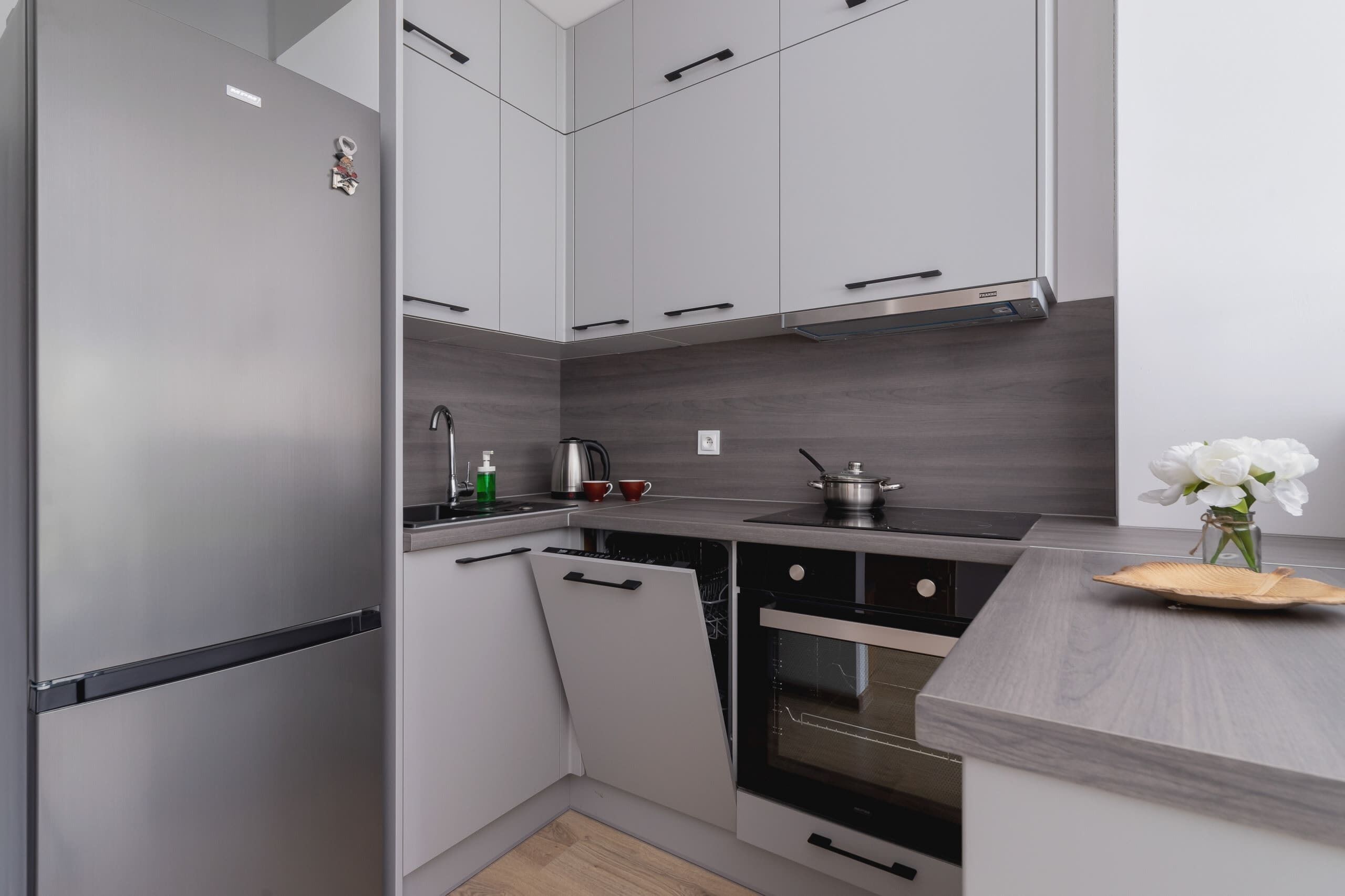 Fridge, oven, stovetop, dishwasher