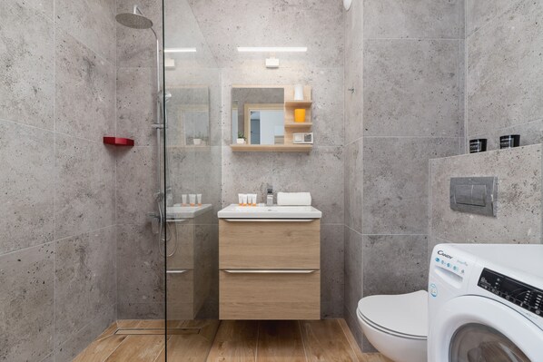 Shower, hair dryer, towels