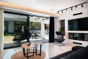 Smart TV, video game console, ping pong, books - Del Sur Luxury Villa, Heated Pool & Utter Privacy (Rethymno)