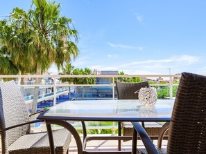Outdoor dining - Lovely apartment for 4 people with pool, A/C, TV and terrace (Orpesa Oropesa Del Mar)