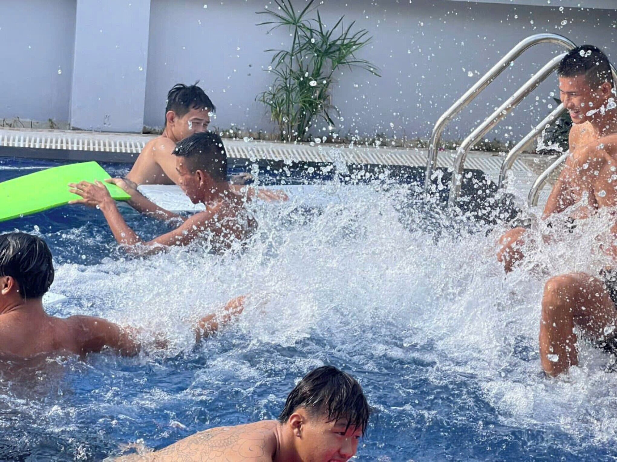 Ein Schwimmbad mit Menschen, die sich im Wasser vergnügen.