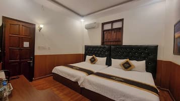 Habitación cuádruple | Minibar, escritorio, cortinas blackout y insonorización