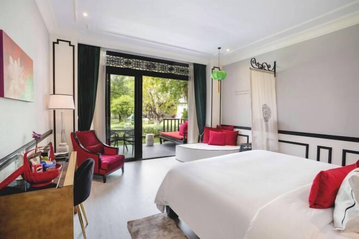 Desk, blackout drapes, WiFi (free), bed sheets