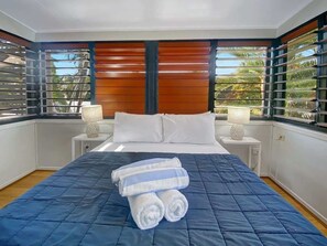 2 bedrooms, iron/ironing board, Internet, bed sheets - Beachside Palms Unit 2-BOM (Nelly Bay)