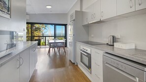 Kühlschrank, Mikrowelle, Herdplatte, Geschirrspüler