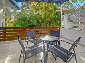 Outdoor dining - Beachside Palms Unit 2-BOM (Nelly Bay)