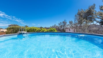 Kolam renang outdoor musiman