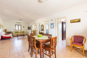Villa | Dining room