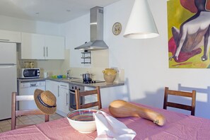 Réfrigérateur, four, lave-vaisselle, cafetière/bouilloire