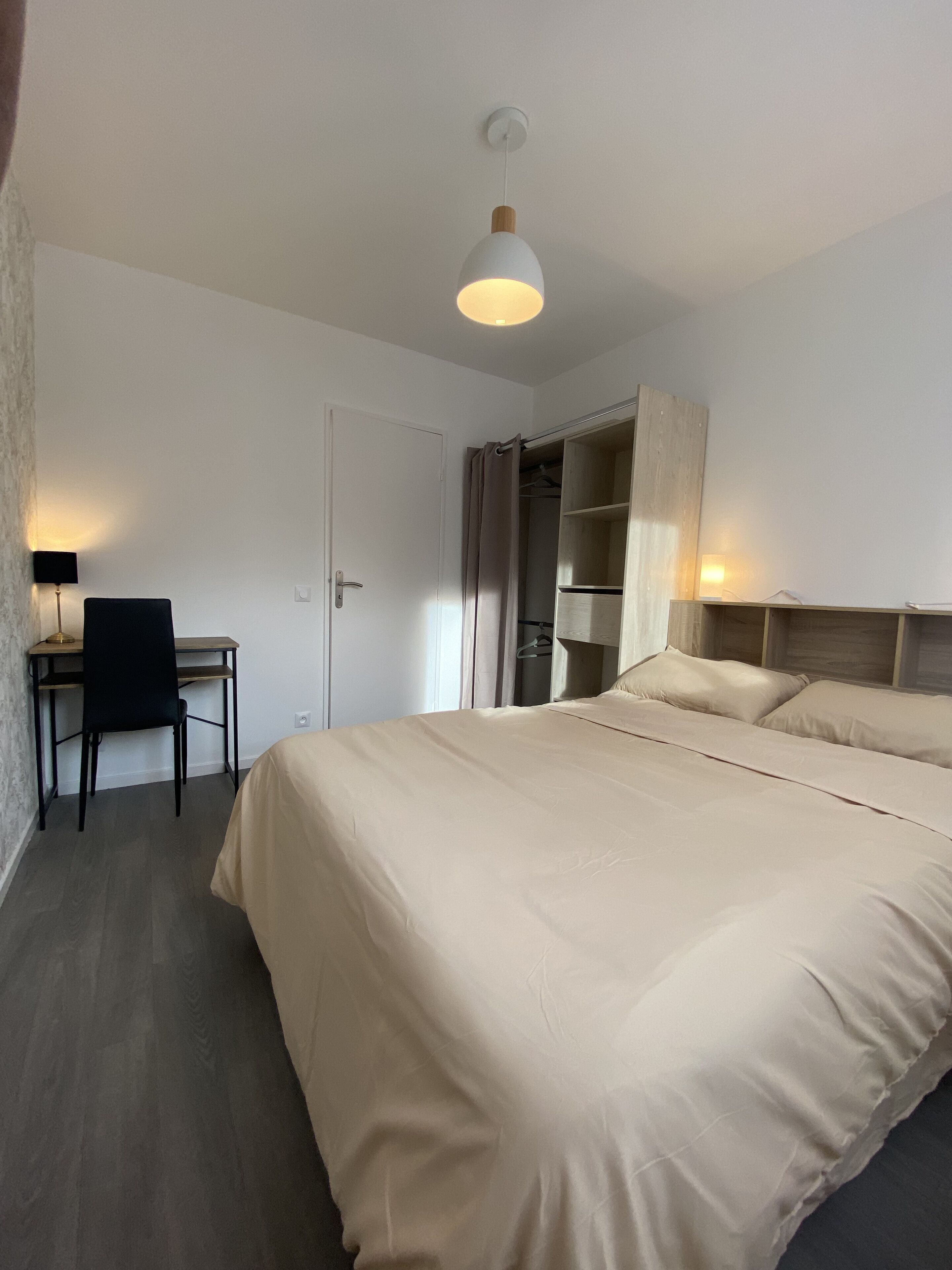 4 slaapkamers, een bureau, een strijkplank/strijkijzer, reisbedje