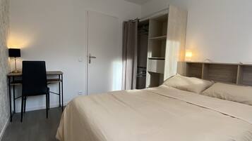 4 bedrooms, desk, iron/ironing board, travel crib