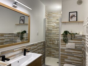 Dusche, Haartrockner, Handtücher, Seife