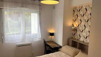 4 slaapkamers, een bureau, een strijkplank/strijkijzer, reisbedje