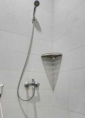 Deluxe Double Room | Bathroom | Shower - OYO 91646 fio colombus residence (Karawang)