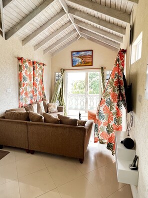 Smart TV, books, stereo - Cozy Modern Upstairs 2 Bed A/C Apt Near 2 Everything (Robinsons)