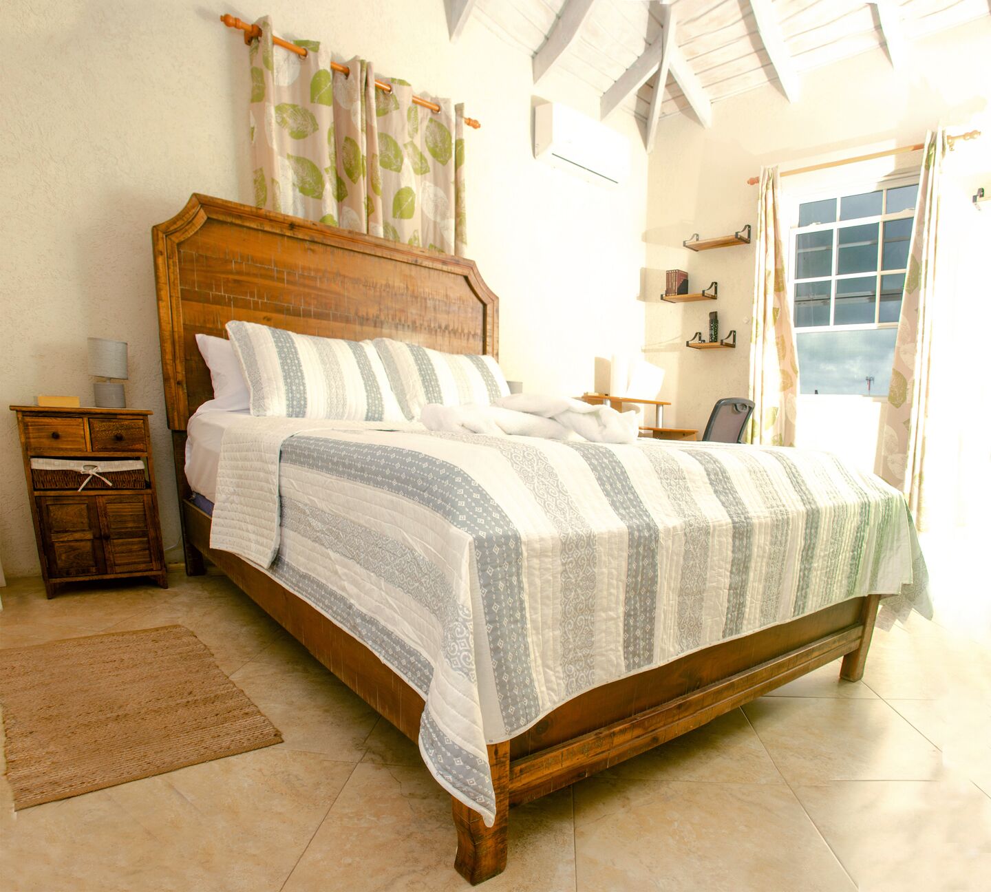 2 bedrooms, in-room safe, desk, iron/ironing board