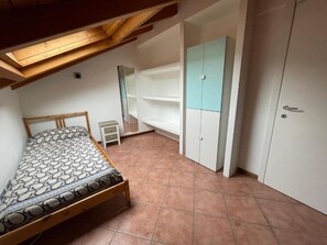 2 quartos, ferros/tábuas de passar roupa, berço de viagem