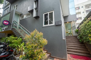 Vista frontal de la propiedad