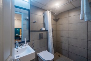 Deluxe Room | Bathroom | Shower, free toiletries, bidet, towels - Olive Zip Kalyan Nagar by Embassy Group (Bengaluru)