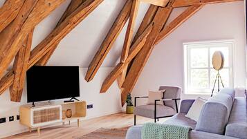 One-Bedroom Suite | Woonruimte | Een 50-inch televisie met satellietzenders