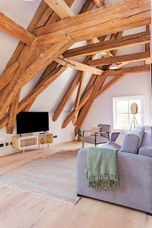 One-Bedroom Suite | Aire de séjour | Téléviseur de 50 po avec télévision par satellite