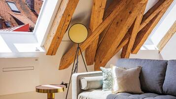 Suite | Woonruimte | Een 50-inch televisie met satellietzenders
