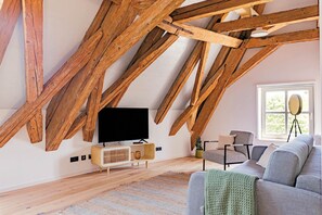 One-Bedroom Suite | Living area