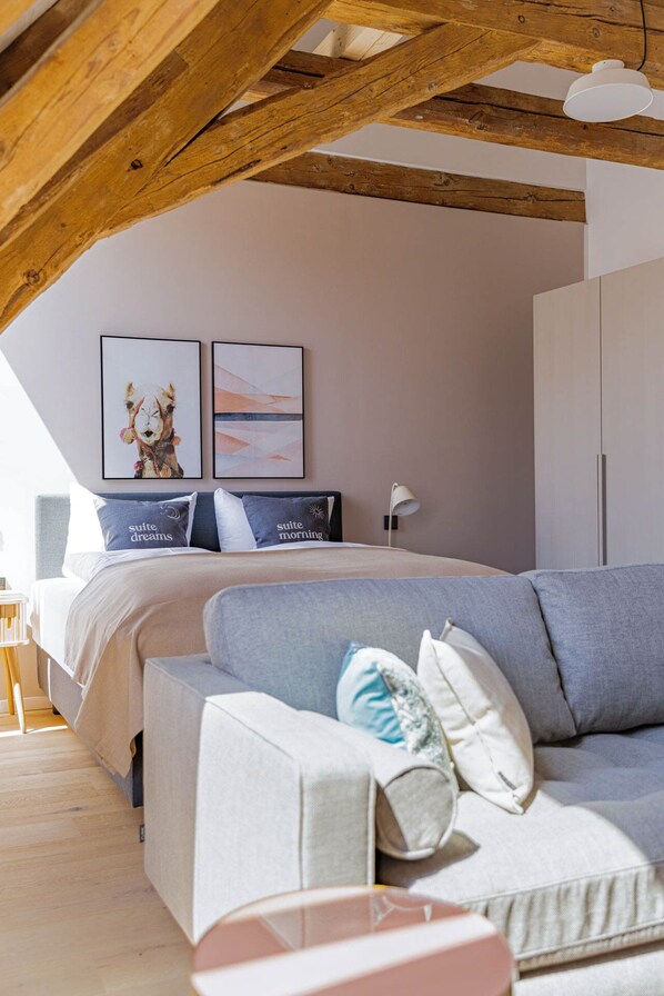 Suite | 1 chambre, décor unique, ameublement unique, bureau