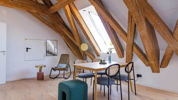 Suite with sofa bed | Woonruimte | Een 50-inch televisie met satellietzenders