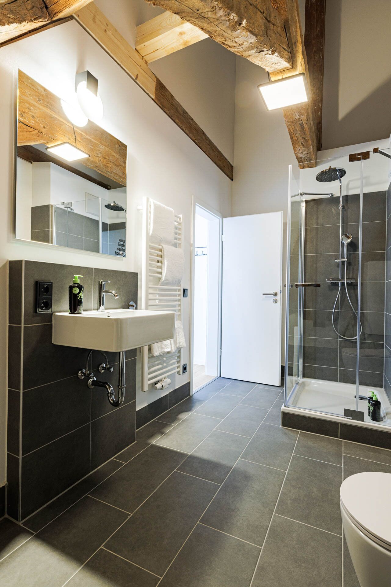 Suite | Badkamer | Gratis toiletartikelen, een haardroger, handdoeken, zeep