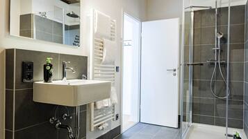 Suite | Badkamer | Gratis toiletartikelen, een haardroger, handdoeken, zeep