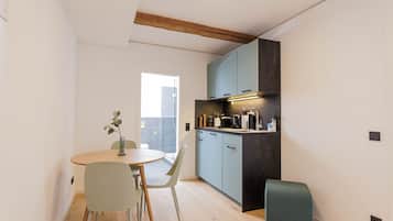 Refrigerador, placa de cocina, cafetera expreso, tetera/pava eléctrica