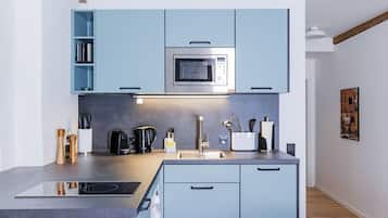 Refrigerador, placa de cocina, cafetera expreso, tetera/pava eléctrica