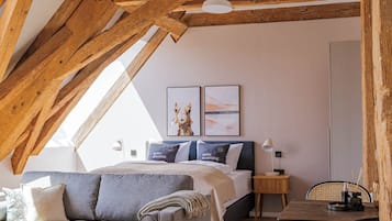 1 habitaciĂłn, decoraciĂłn personalizada, muebles diferentes y escritorio
