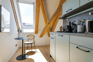 Cafetera expreso, refrigerador, placa de cocina, tetera/pava eléctrica