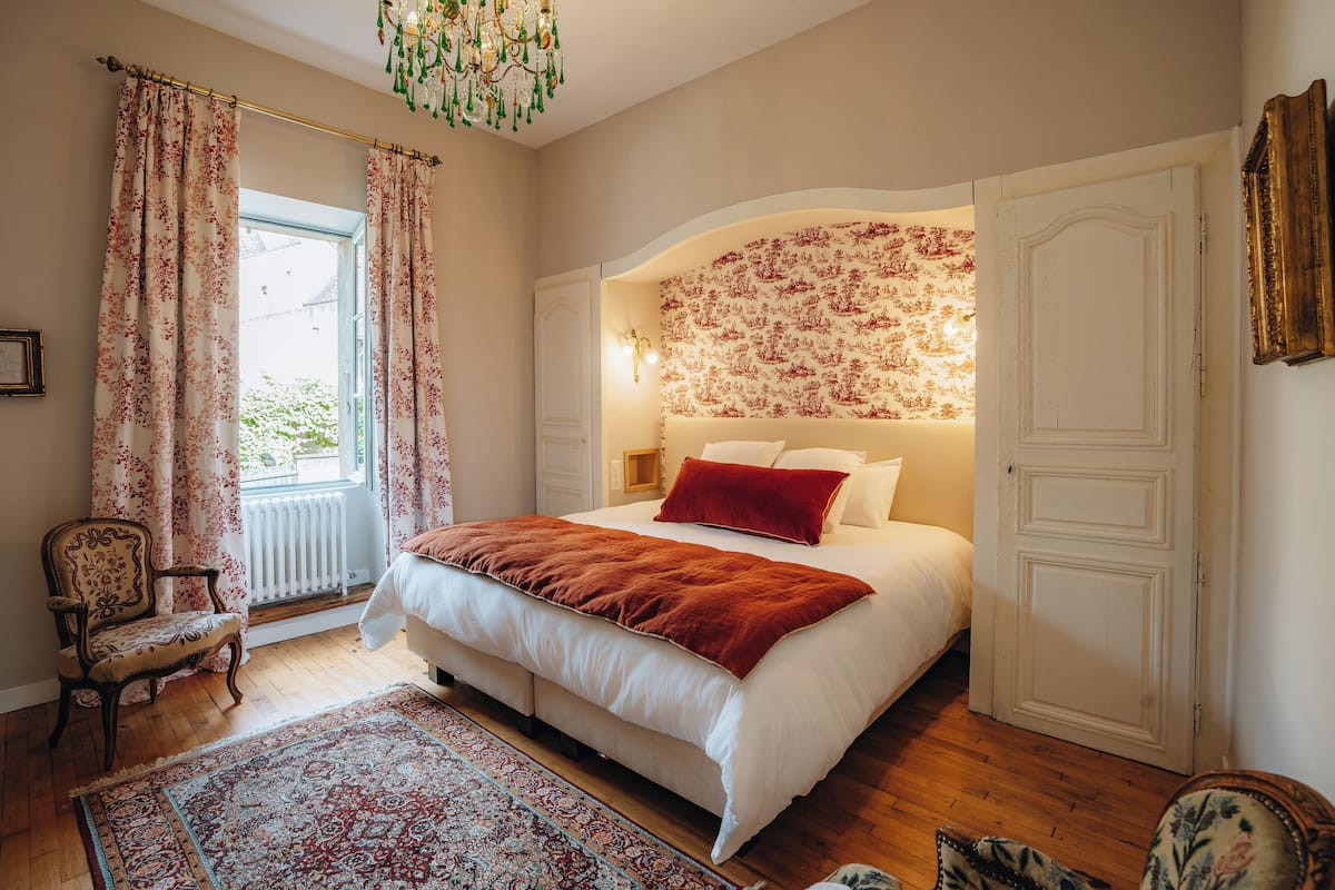 Lady Mary | 1 bedroom, premium bedding, in-room safe, individually decorated