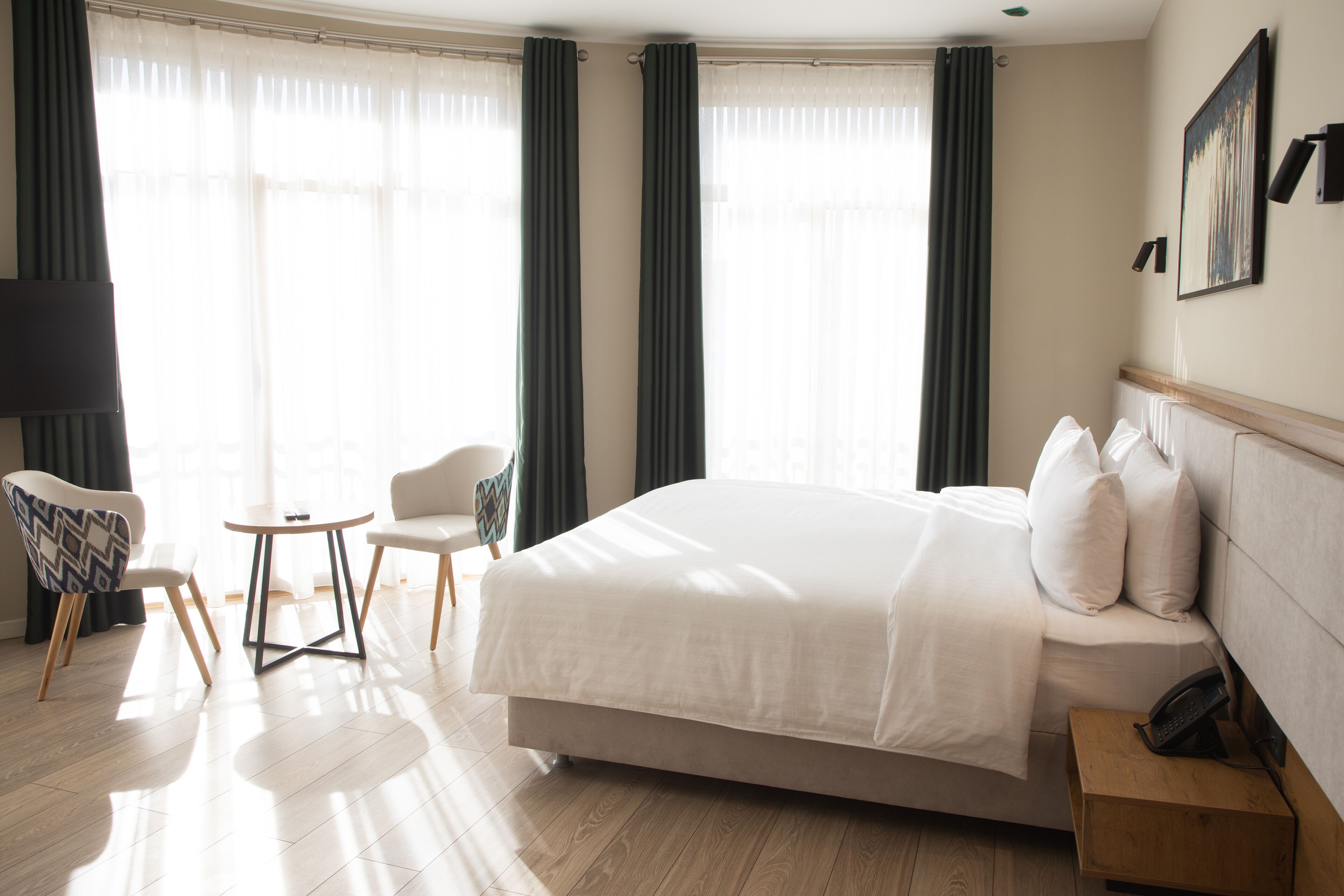 Habitación Deluxe doble | Ropa de cama de alta calidad y edredones de plumas