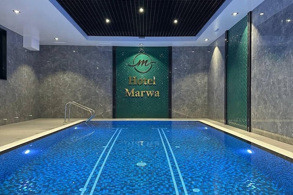 2 piscines couvertes