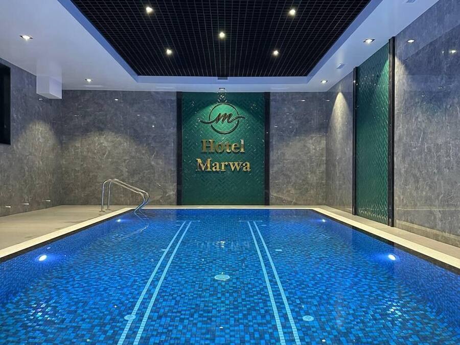 2 hồ bơi trong nhà