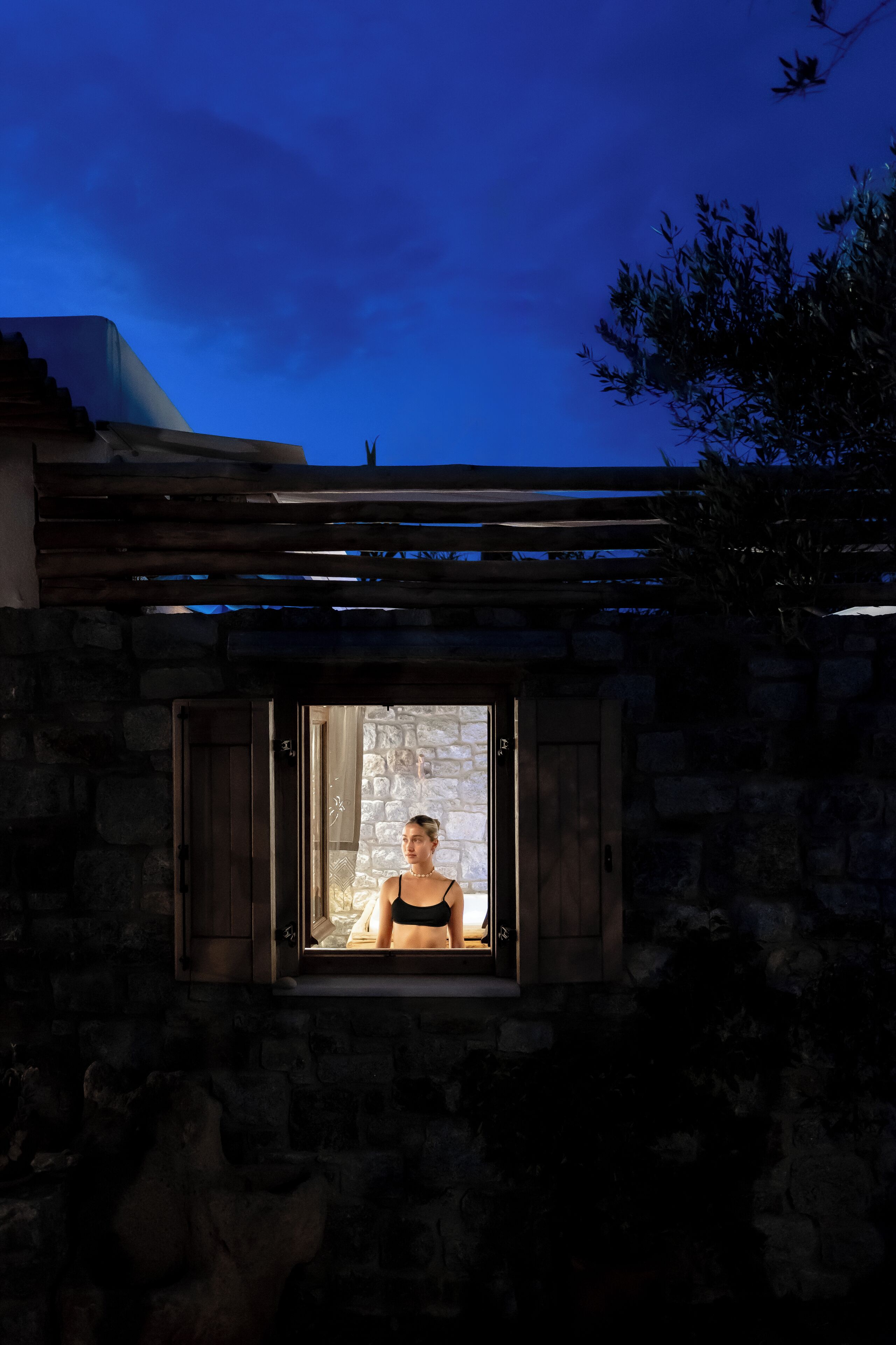 Un edificio de piedra con una ventana.