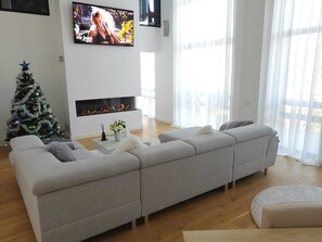 Flachbildfernseher, Kamin, Videospielkonsole