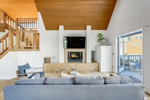 Smart TV, chimenea y futbolito