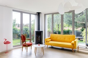 智能電視、電子遊戲、DVD 播放機、足球機