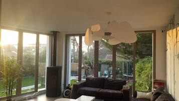 TV connectée, jeux vidéo, lecteur de DVD, baby-foot